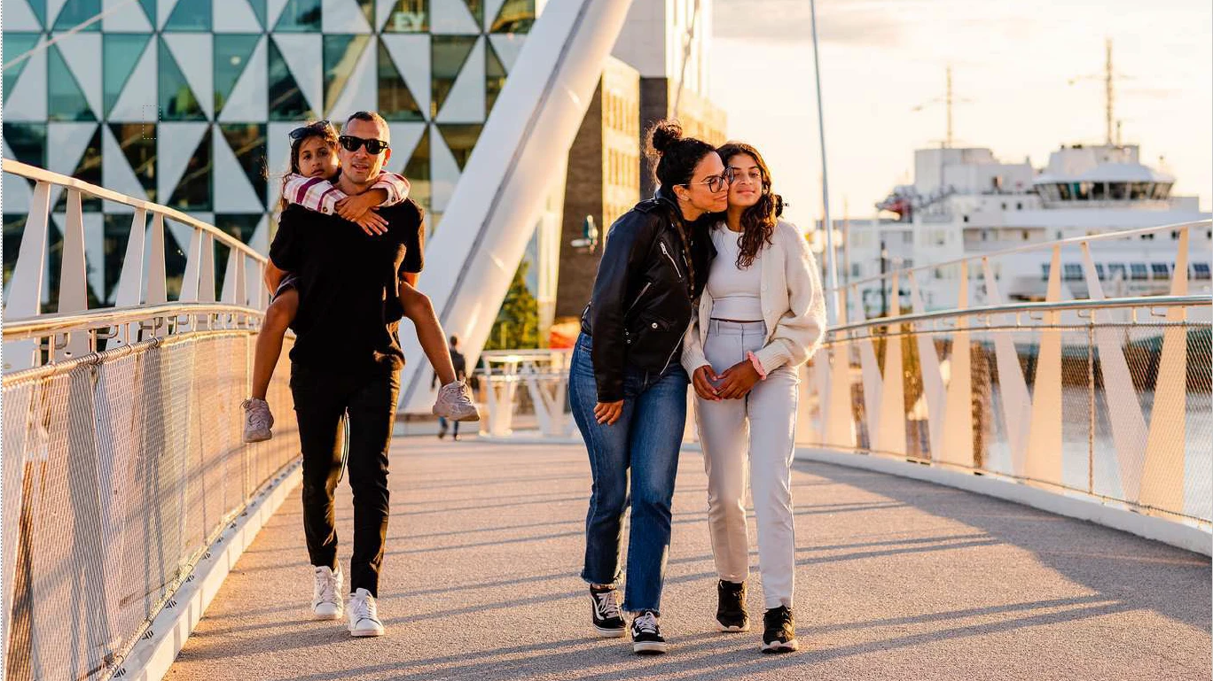 Människor på Varvsbron, omslagsbild till årsredovisningen.