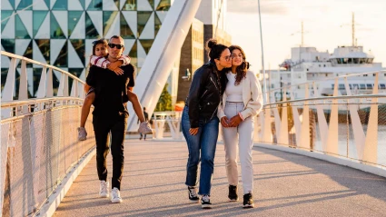 Människor på Varvsbron, omslagsbild till årsredovisningen.