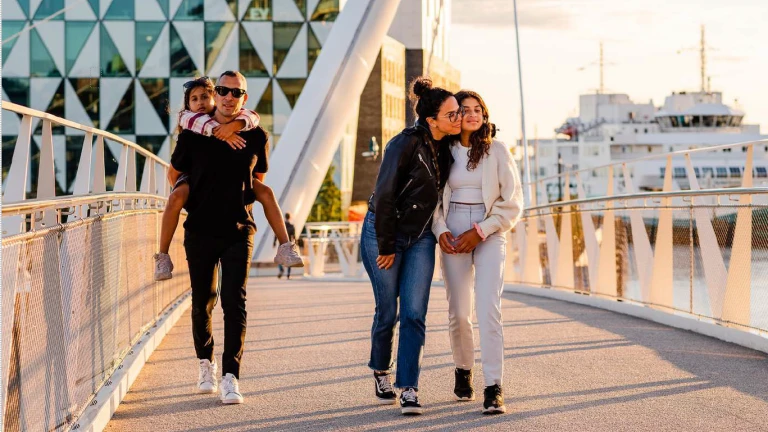 Människor på Varvsbron, omslagsbild till årsredovisningen.