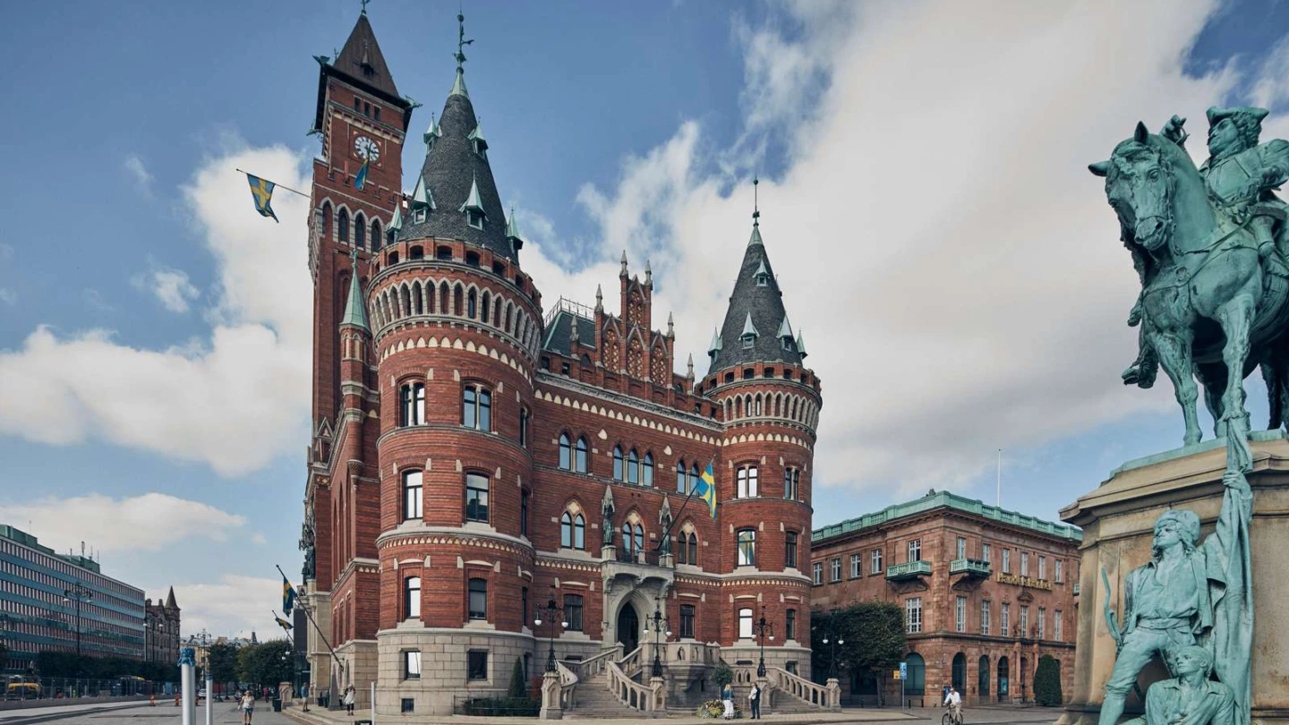 Rådhuset med Magnus Stenbocksstatyn i förgrunden.
