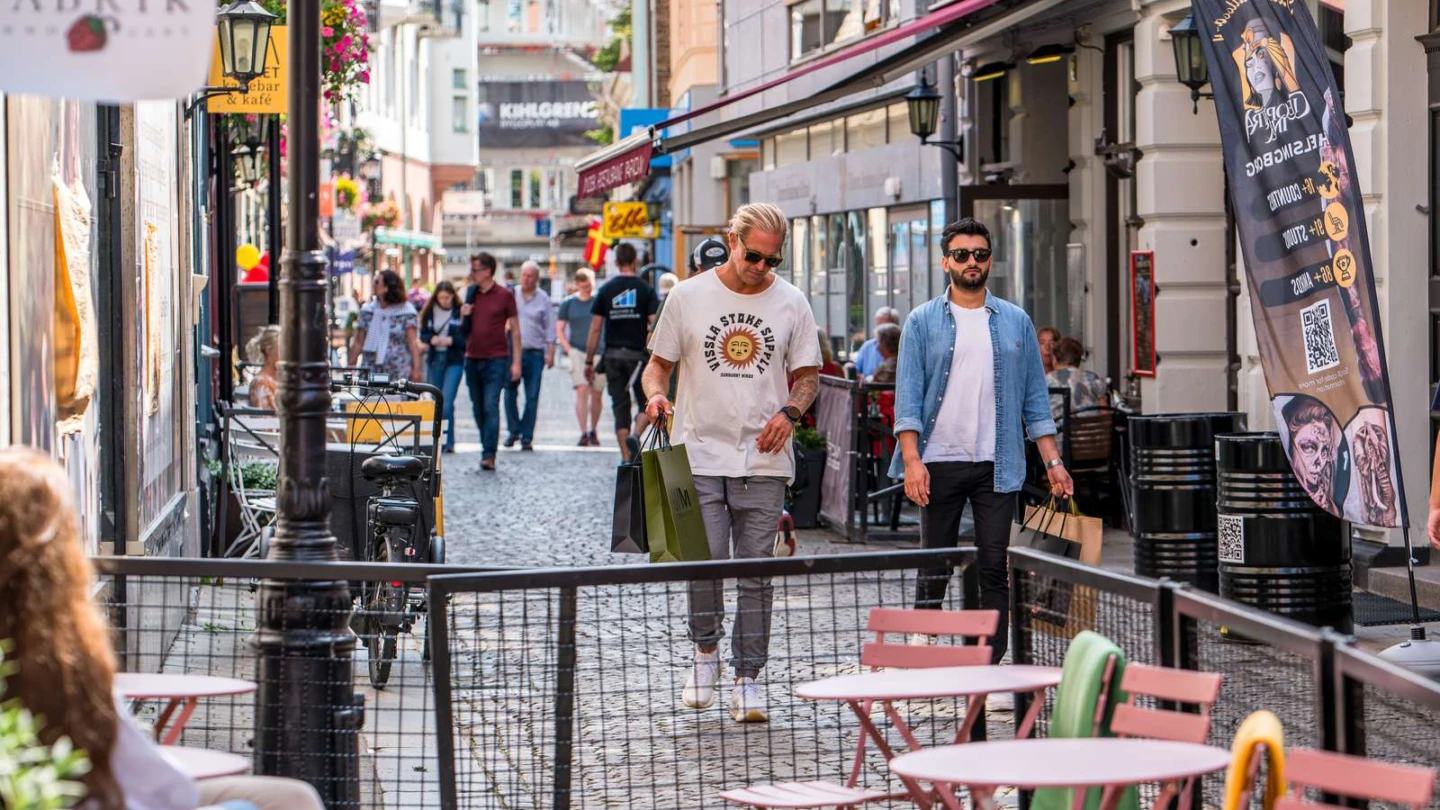 Bruksgatan full av folk.