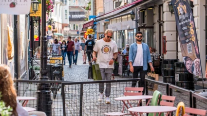 Bruksgatan full av folk.