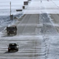 Snöstorm på en motorväg.