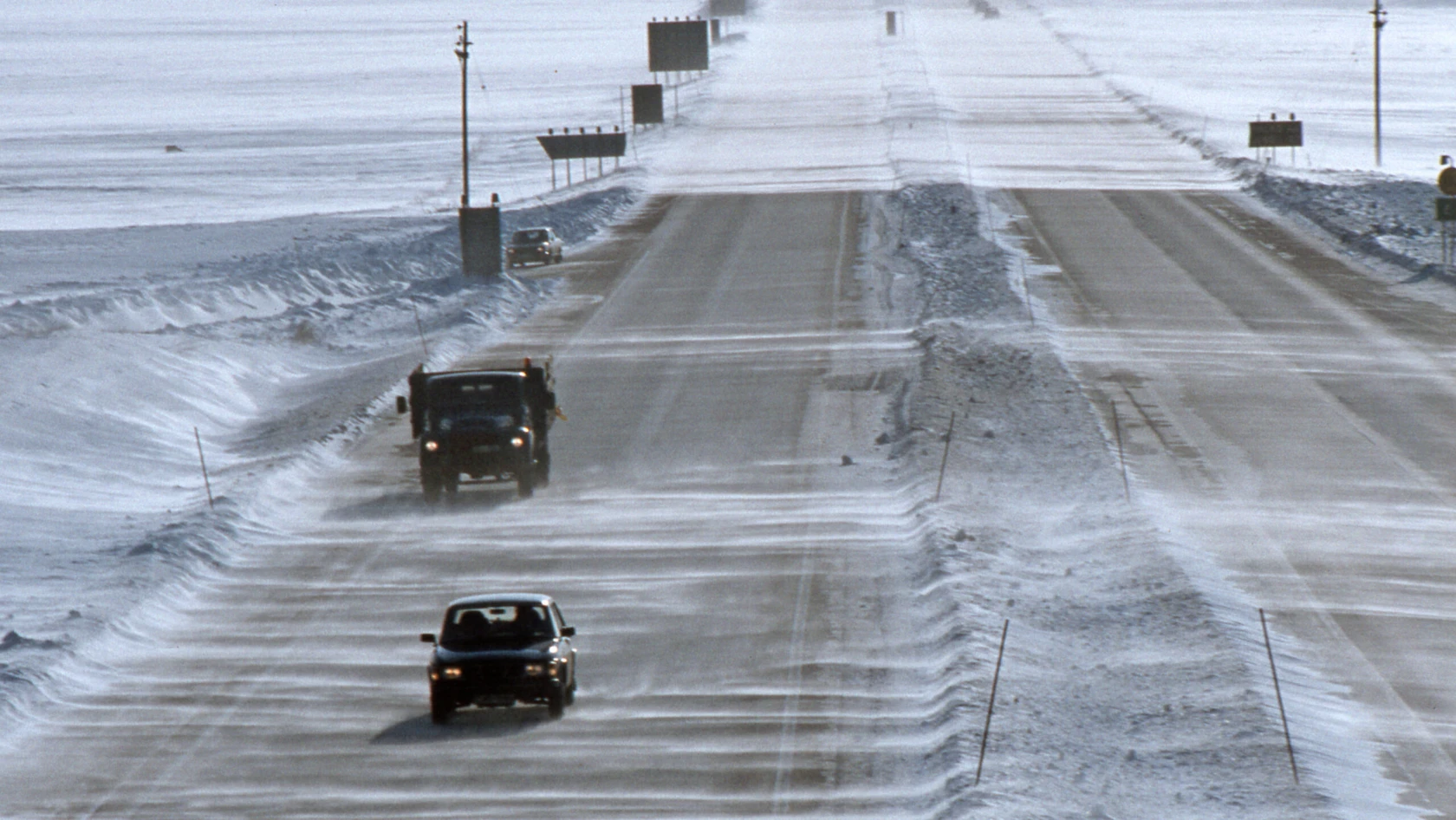 Snöstorm på en motorväg.