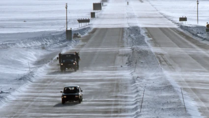 Snöstorm på en motorväg.