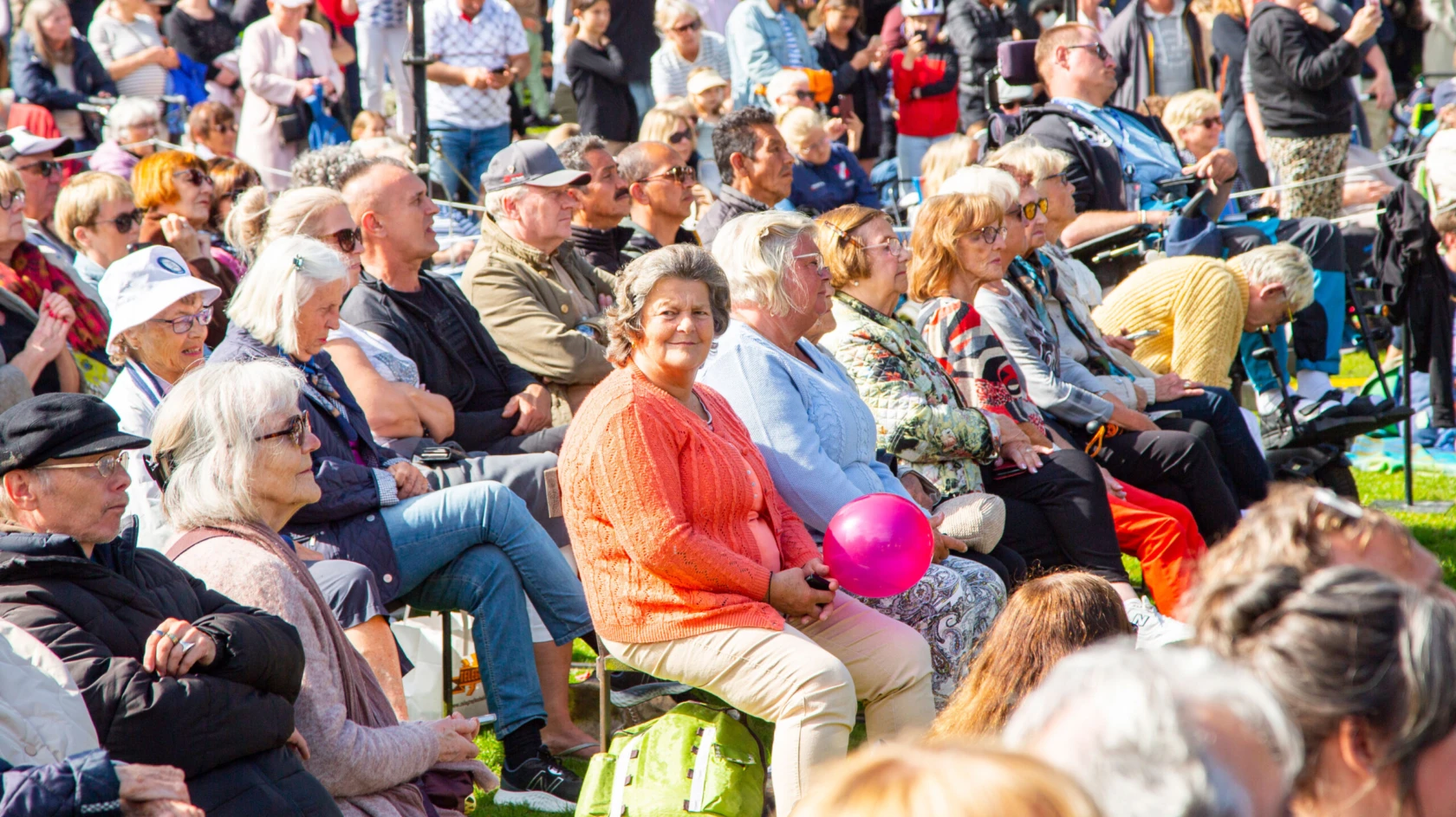 Alla i publiken tittar på scenen utom en kvinna som tittar åt ett annat håll.