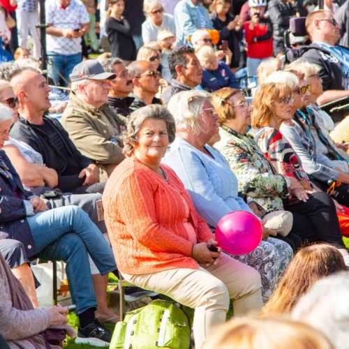 Alla i publiken tittar på scenen utom en kvinna som tittar åt ett annat håll.