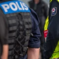 Baksidan av en polisuniform.
