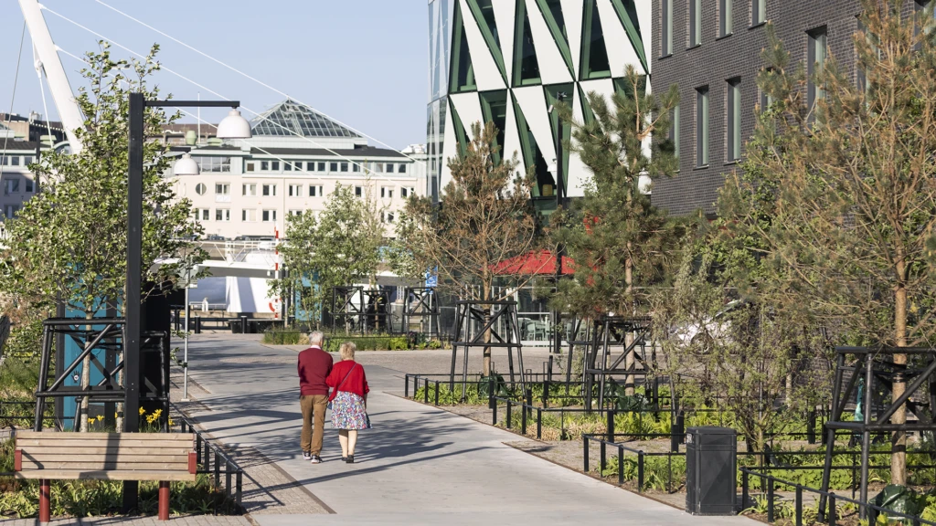 Ett äldre par promenerar på Oceanpiren.