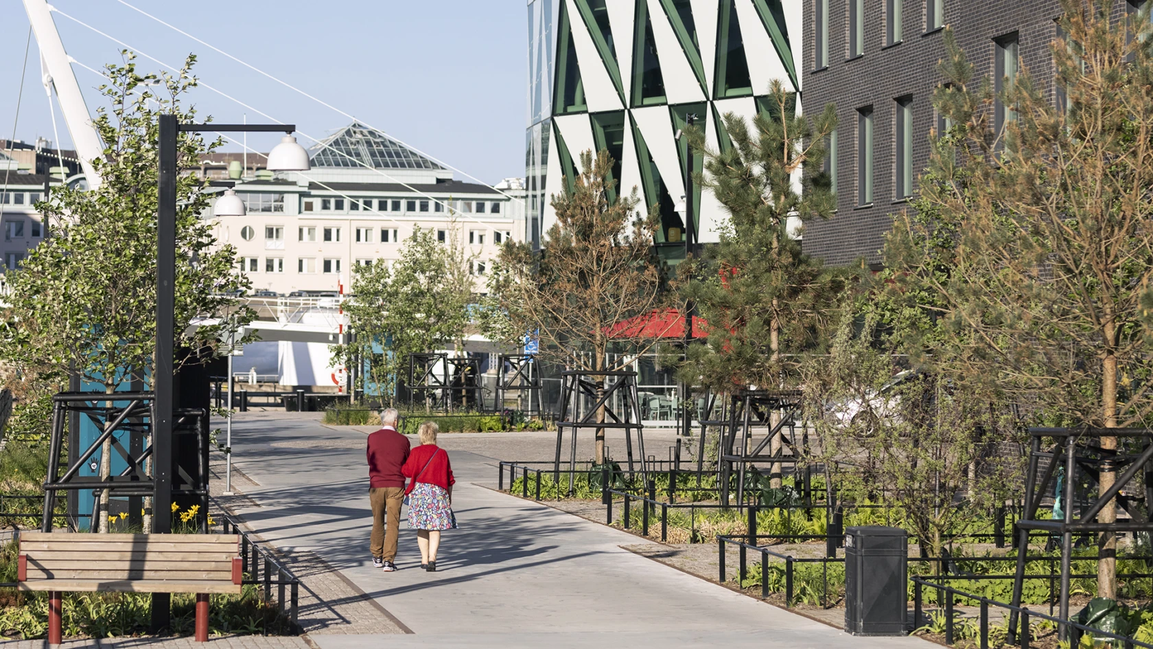 Ett äldre par promenerar på Oceanpiren.