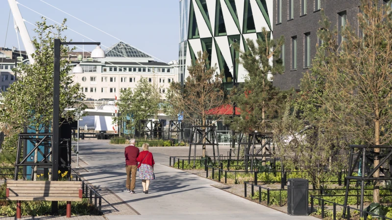 Ett äldre par promenerar på Oceanpiren.