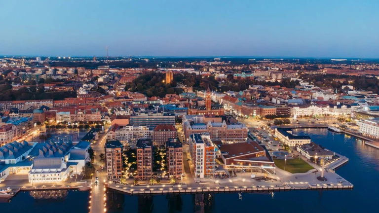 Flygbild av Helsingborg centrum, skymningsljus.