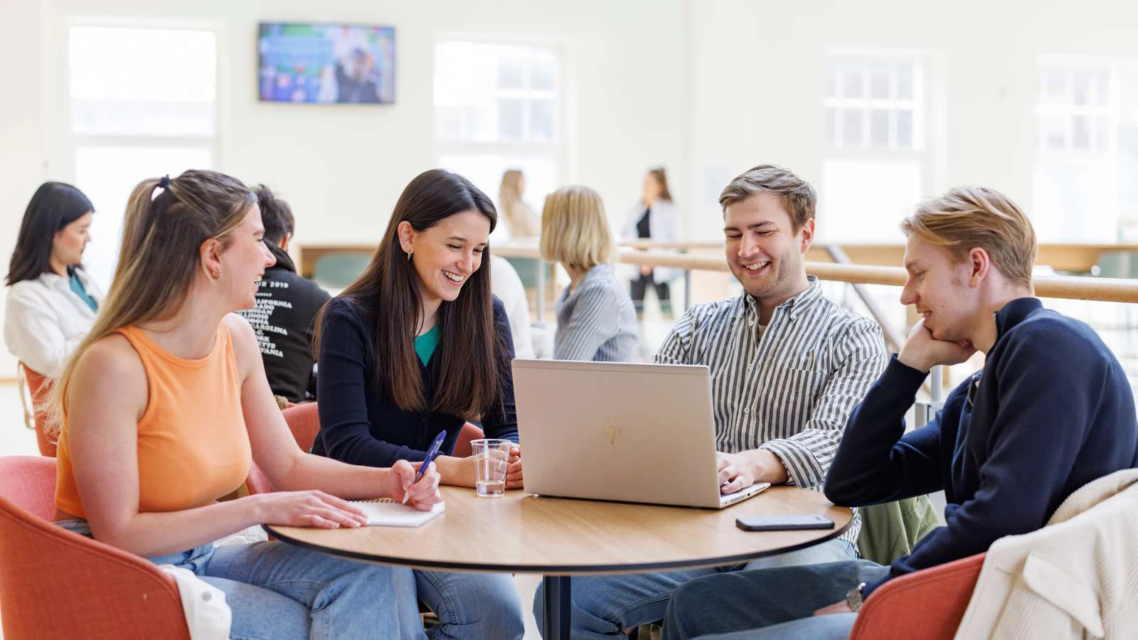 Fyra studenter pluggar ihop.