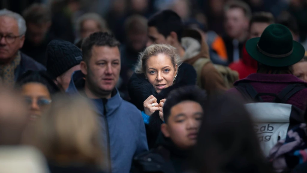 Suddig folksamling, en människa i skärpa.