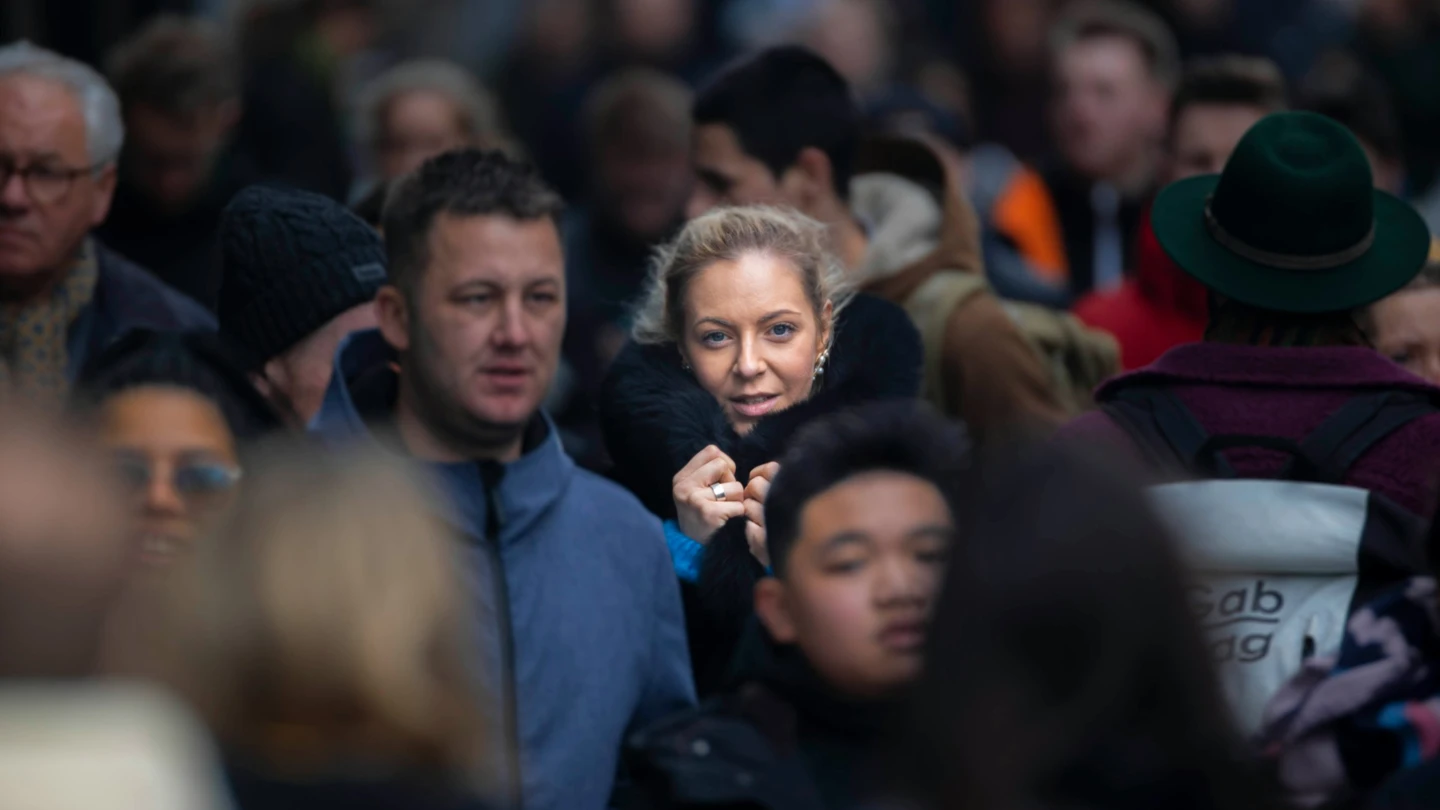 Suddig folksamling, en människa i skärpa.