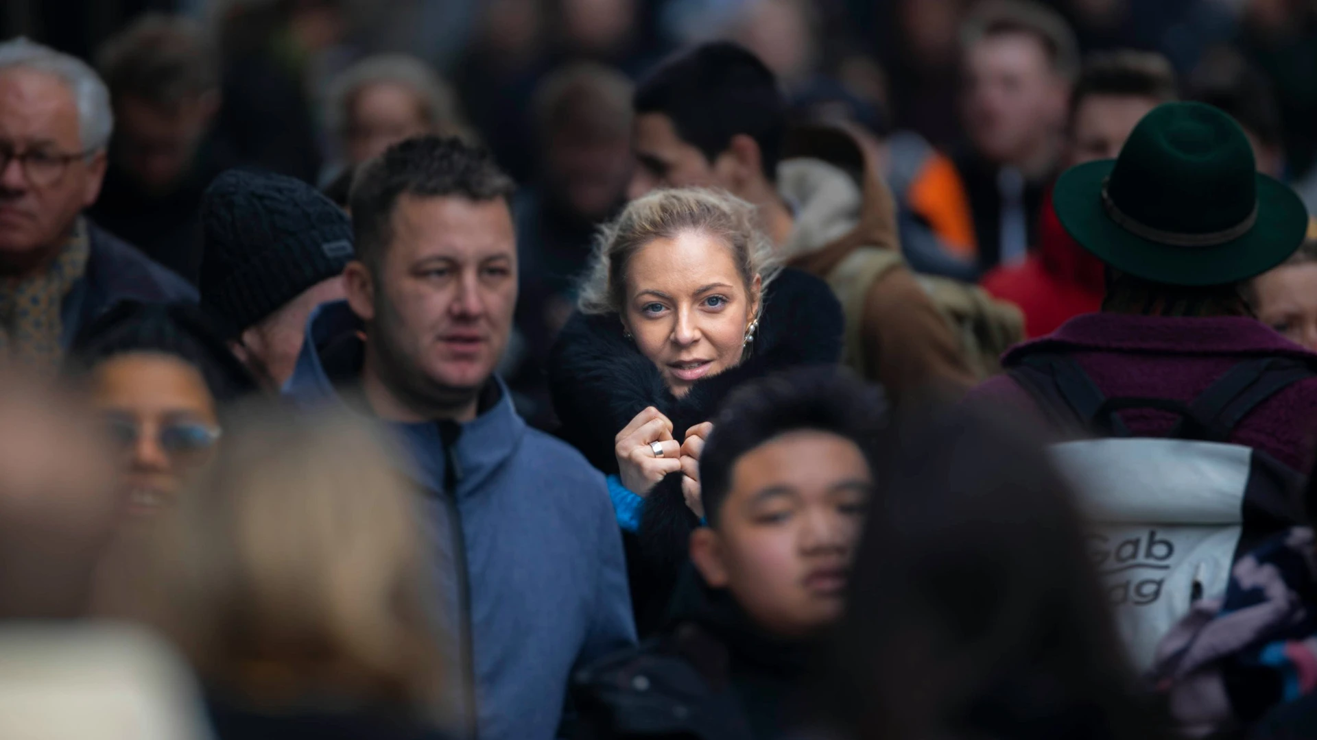 Suddig folksamling, en människa i skärpa.