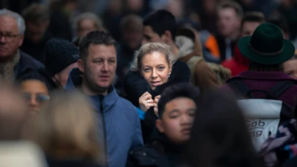Suddig folksamling, en människa i skärpa.