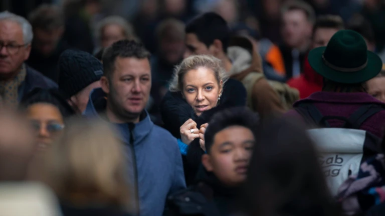 Suddig folksamling, en människa i skärpa.