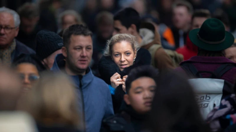 Suddig folksamling, en människa i skärpa.