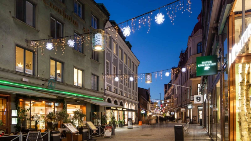 Kullagatan upplyst på kvällen.