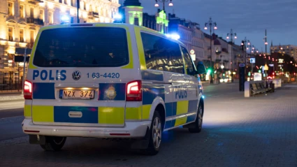 Polisfordon i centrum på kvällen.