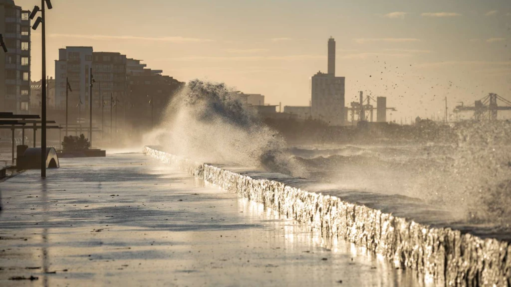 Höga vågor i Norra hamnen.