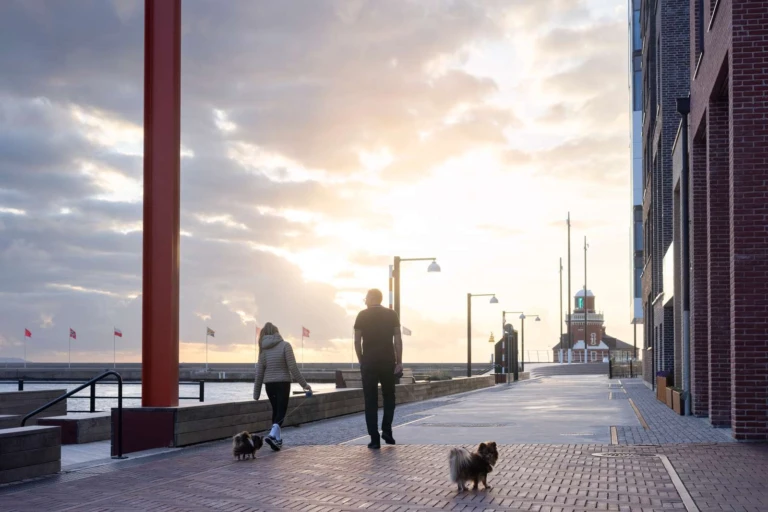 Kvällspromenad i Oceanhamnen.