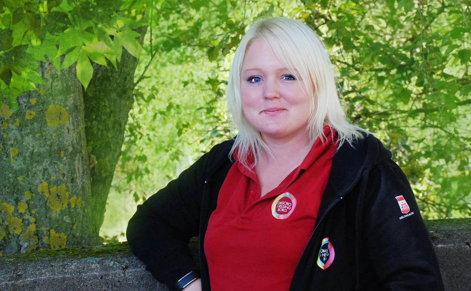 Person tittar in i kameran och ler.