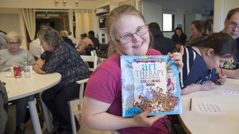 Linn Rylander blev först ut med att få bingo. Som pris valde hon en terapeutisk målarbok.