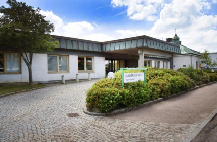 Bild på entré till byggnad.