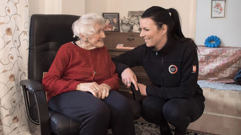 Dagny är väldigt nöjd med den hemvård hon får från Omsorg i Helsingborg. Idag kom undersköterskan Amelie inom för att höra hur det är med Dagny och hjälpa henne med att slänga sopor.