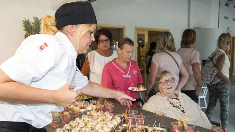 Gunilla Klasson är hyresgäst på Lundhagen och ville gärna provsmaka olika snittar.