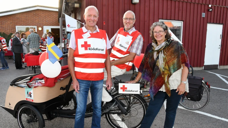 Mikael Sellergren och Ulf Sellergren från Röda Korset visade stolt upp den nya cykeln för vård- och omsorgsnämndens Lena Östholm-Munkberg.