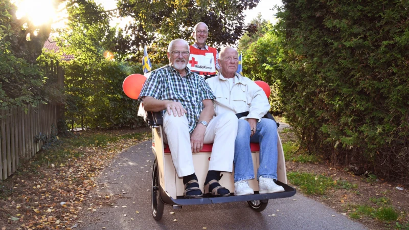 Ulf Sellergren rattar el-cykeln Ebba som smidigt tar sig fram på grönskande cykelstigar med Lars Åberg och Ove Hartman i passagerarsätet. Namnet på cykeln kommer från Ebba Laurin som var ordförande i Röda Korset Helsingborgskretsen under andra världskriget.