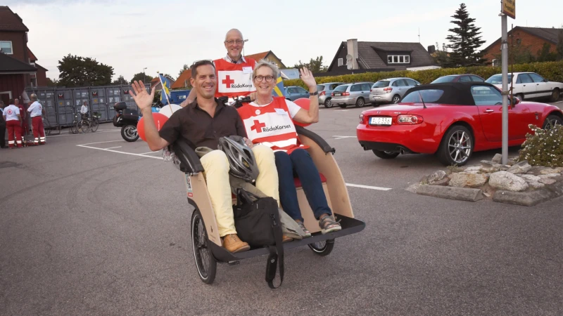 Vård- och omsorgsförvaltningens HR-chef Ola Falck passade på att åka en sväng tillsammans med volontärpilot Ulf Sellergren och Katarina Falck från Röda Korset.