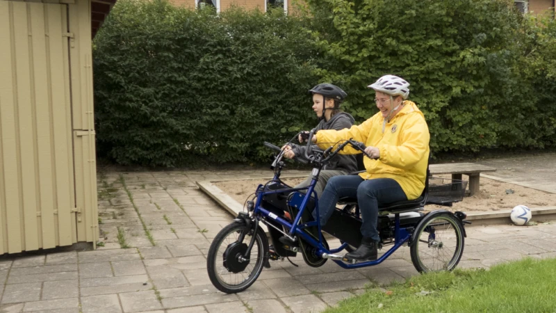 Emmy Johansson och Katrine Hansson testar den nya cykeln och skrattar av förtjusning.