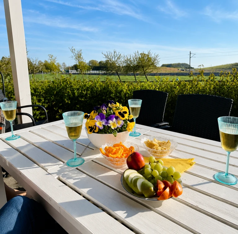 Ett dukat bord utomhus