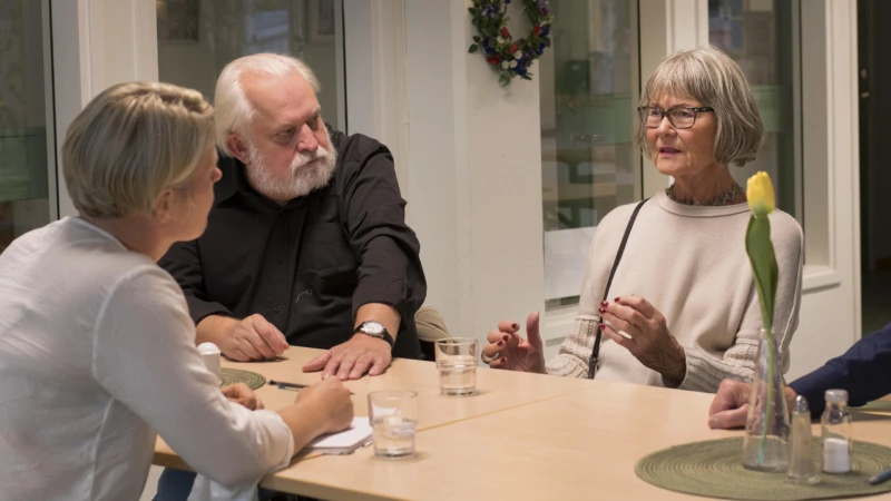 Anders Jönsson och Margaretha Nolhage är två av de anhöriga som har deltagit i utvecklingen av Demenslotsen. Här sitter de på en workshop tillsammans med anhörigkonsult Anna Pihlqvist.