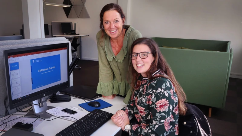 Chefstraineen Rebecka Karlberg tillsammans med Ingrid Bergh, verksamhetschef på vård- och omsorgsförvaltningen. En ung talang som möter sin förebild inom chefsyrket.