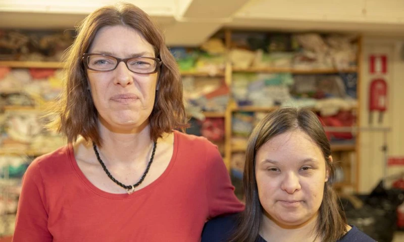 Jasmine Westlund och Gabbi Andersson har gått i skolan tillsammans, nu är de kollegor på Öresundboden.