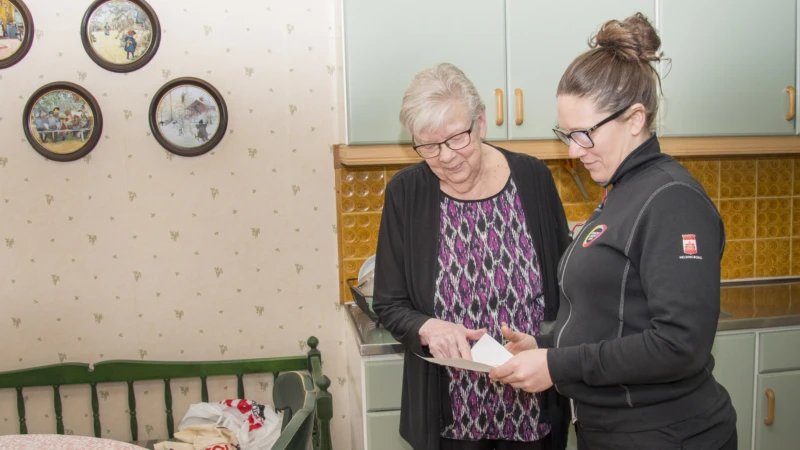 Kerstin och Alexandra brukar tillsammans kolla igenom kyl och skafferi för att upprätta en lista över den mat Alexandra ska köpa.