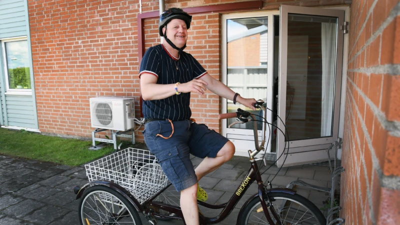 Svend älskar sina cykelturer och är alltid noga med att ha hjälmen på.