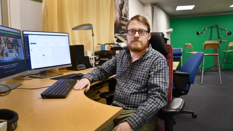 Fredrik Bernhoff varierar sitt arbete på Media med praktik på Pingstkyrkans secondhand-butik.