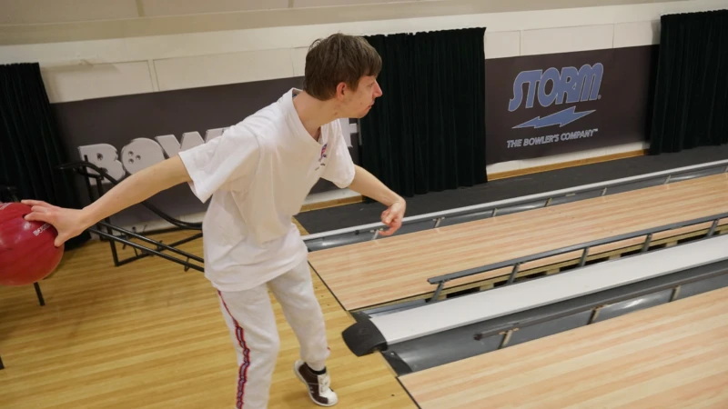 När han inte spelar bowling arbetar han till vardags på Garnisonsgatans dagliga verksamhet och på Bårslövs brandstation.