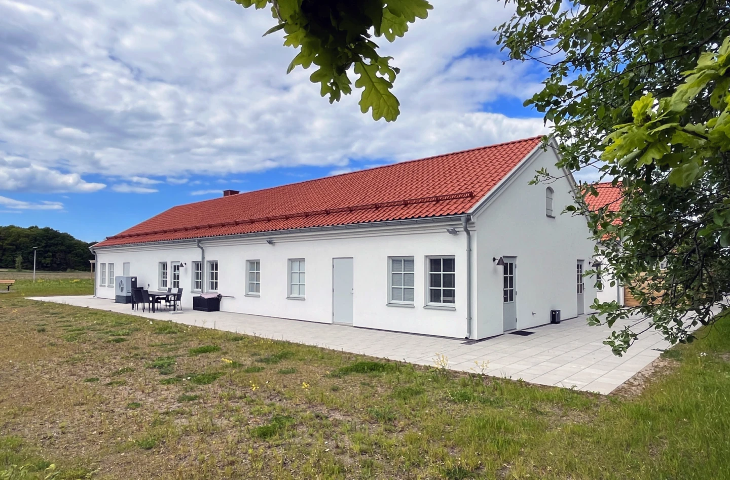 En vit byggnad.
