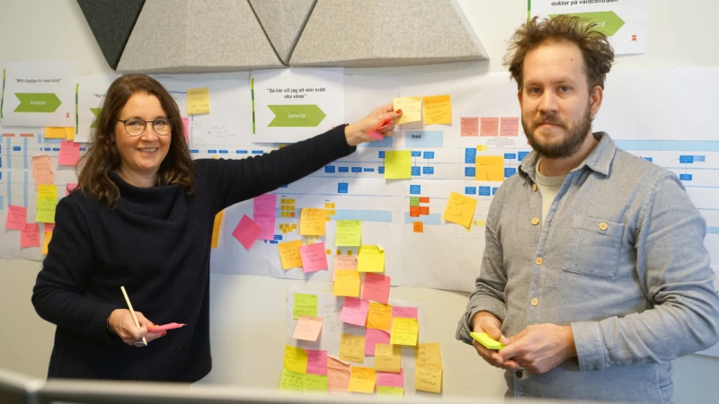 Malin och Fabian använder gärna post-it-lappar när de bollar idéer med varandra.