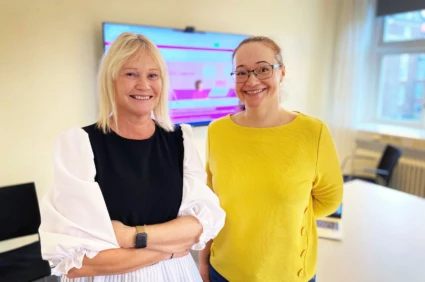 Personer tittar in i kameran och ler.