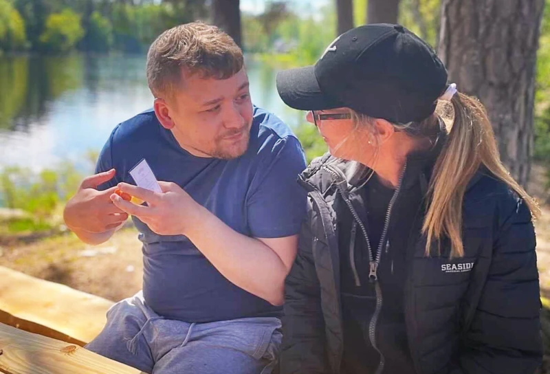 Numera lever Oskar ett friare och mer aktiv liv. Här är Oskar ute på äventyr i naturen med stödassistent Linda Hall.