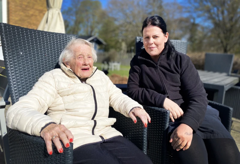 Dagny Nielsen har bott på Valltorp i några månader nu och trivs bra tillsammans med undersköterskan Madelene El Jabi. Men nymålade naglar sitter hon gärna och njuter i solskenet.