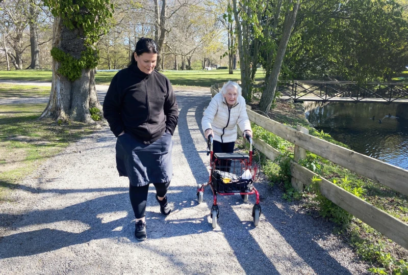 Dagny är ofta ute och promenerar, gärna i Öresundsparken som är så fin nu när det grönskar. Här tillsammans med undersköterskan Madelene El Jabi.